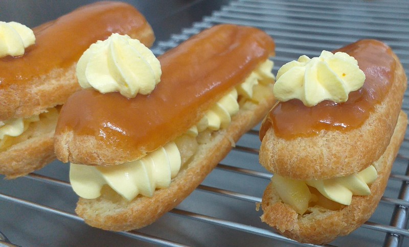 ECLAIR POMME CARAMEL BEURRE SALE CHANTILLY SAFRAN